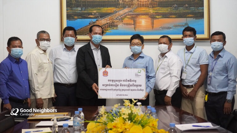 អង្គការហ្គូដណេប៊ឺសកម្ពុជា ឧបត្ថម្ភសម្ភារៈផលិតវីដេអូ សម្រាប់ការរៀន និងបង្រៀនពីចម្ងាយ 5 012021 GNC MoEY handing over