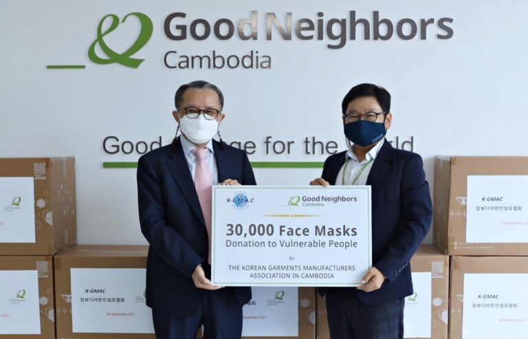 K-GMAC donates 30,000 COVID-19 face masks for children to Good Neighbors Cambodia 1 Mask handing over