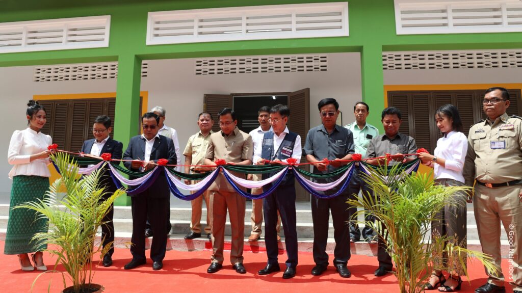 Good Neighbors Cambodia-KB Bank-KB Bank Labor Union held a handover ceremony of KB Library for Cambodian students in Phnom Penh 3 1. GNC KB Library 세레머니 사진 2 scaled 1