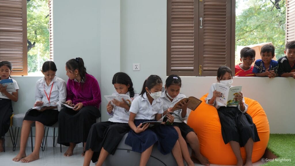 Good Neighbors Cambodia-KB Bank-KB Bank Labor Union held a handover ceremony of KB Library for Cambodian students in Phnom Penh 4 2. GNC KB Library 이용 아동 사진 3 scaled 1