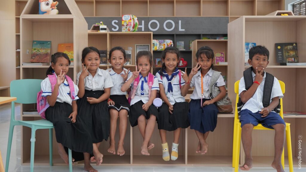 Good Neighbors Cambodia-KB Bank-KB Bank Labor Union held a handover ceremony of KB Library for Cambodian students in Phnom Penh 5 2. GNC KB Library 이용 아동 사진 4 scaled 1
