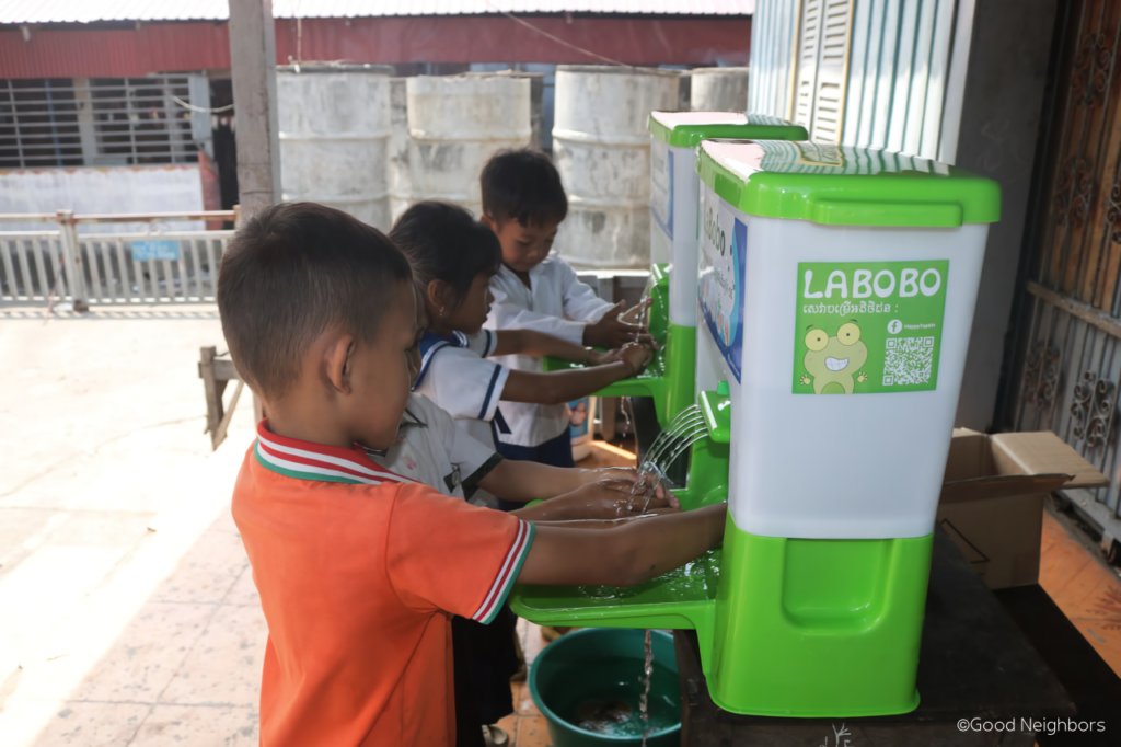 អង្គការហ្គូដណេប៊ឺសកម្ពុជា និងអង្គការ ជី អាយ ហ្សិត បានបំពាក់បរិក្ខារទឹកស្អាតក្នុងសាលារៀន ហើយចែកចាយសម្ភារៈ ដើម្បីធ្វើអនាម័យដល់សិស្សានុសិស្សក្នុងសហគមន៍ចំនួនប្រាំមួយផ្សេងគ្នា 5 photo 2023 03 30 13 44 03 waifu2x photo noise1 1