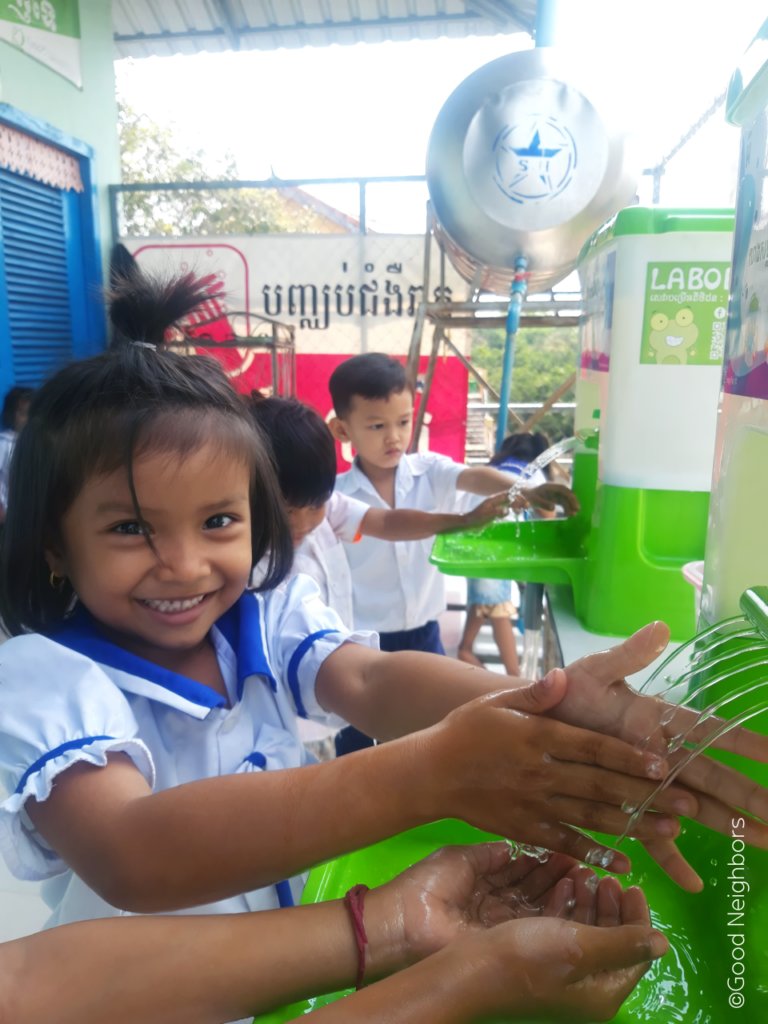 អង្គការហ្គូដណេប៊ឺសកម្ពុជា និងអង្គការ ជី អាយ ហ្សិត បានបំពាក់បរិក្ខារទឹកស្អាតក្នុងសាលារៀន ហើយចែកចាយសម្ភារៈ ដើម្បីធ្វើអនាម័យដល់សិស្សានុសិស្សក្នុងសហគមន៍ចំនួនប្រាំមួយផ្សេងគ្នា 6 photo 2023 03 31 09 30 37 waifu2x photo noise2