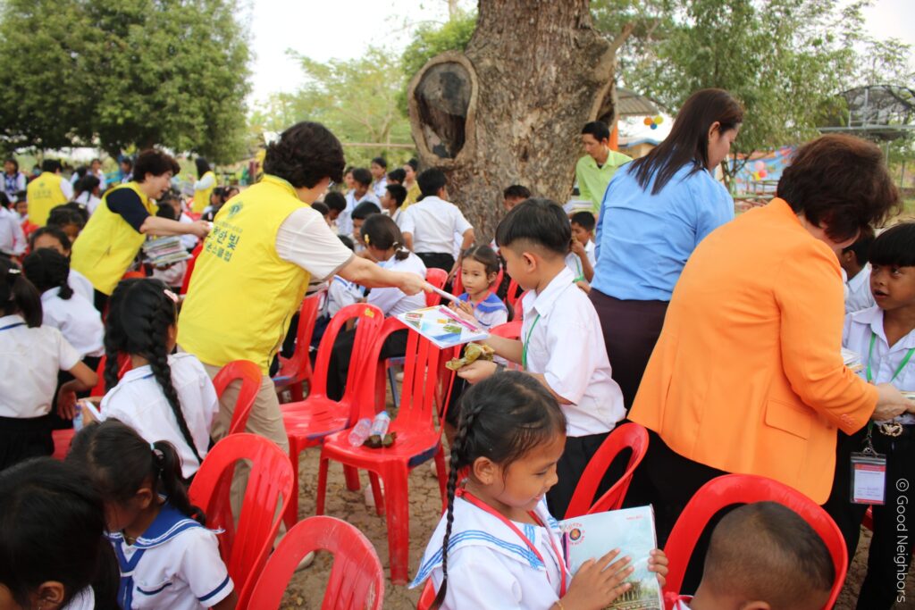 Good Neighbors Cambodia – Lions Club visited and handed over three Good Handwashing Stations to students in Ou Taki, Aek Phnom, and Krous Primary School 7 428628583 794642742700144 1145363518535906239 n 2