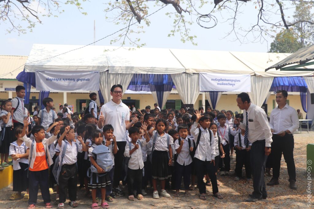 អង្គការហ្គូដណេប៊ឺសកម្ពុជា – សាមសុងកម្ពុជា ប្រគល់អំណោយសប្បុរសធម៌ ជូនដល់សិស្សានុសិស្សនៅបឋមសិក្សា ជើងឯក 7 10 10 scaled 1