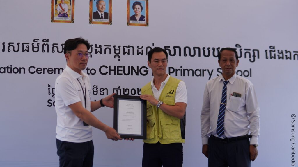 អង្គការហ្គូដណេប៊ឺសកម្ពុជា – សាមសុងកម្ពុជា ប្រគល់អំណោយសប្បុរសធម៌ ជូនដល់សិស្សានុសិស្សនៅបឋមសិក្សា ជើងឯក 3 4.By SAM SUNG 4 scaled 1