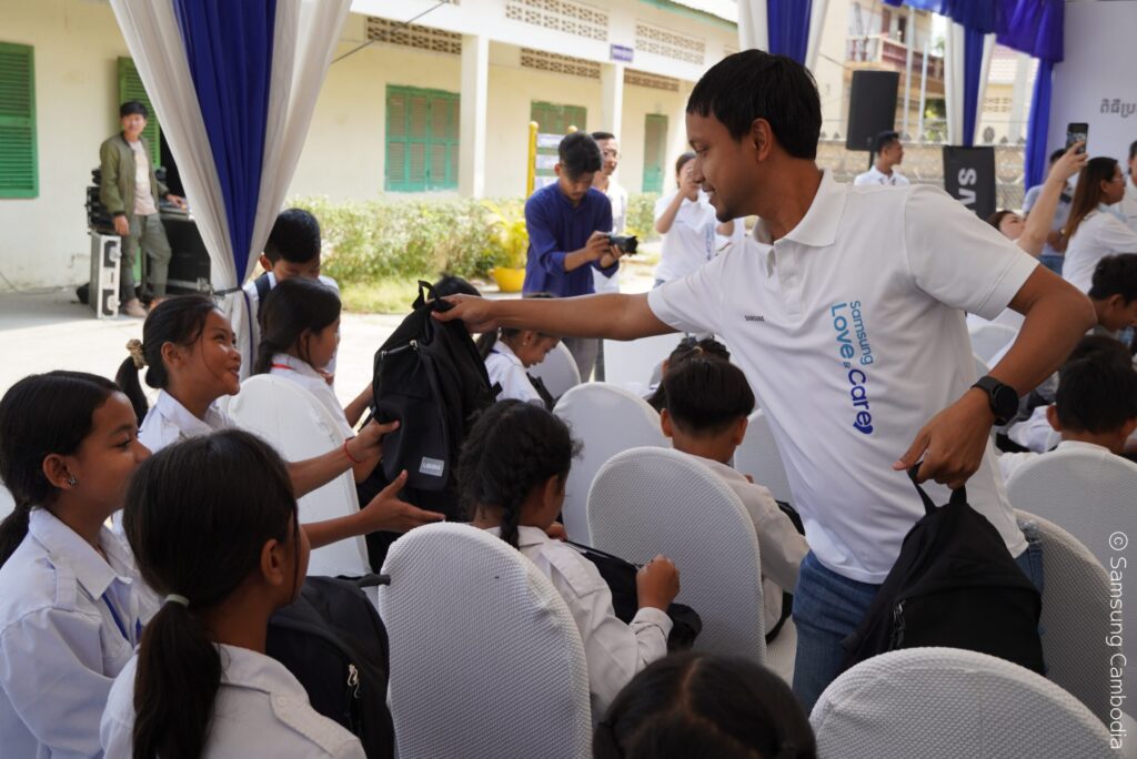 អង្គការហ្គូដណេប៊ឺសកម្ពុជា – សាមសុងកម្ពុជា ប្រគល់អំណោយសប្បុរសធម៌ ជូនដល់សិស្សានុសិស្សនៅបឋមសិក្សា ជើងឯក 6 5.By SAM SUNG 5 scaled 1
