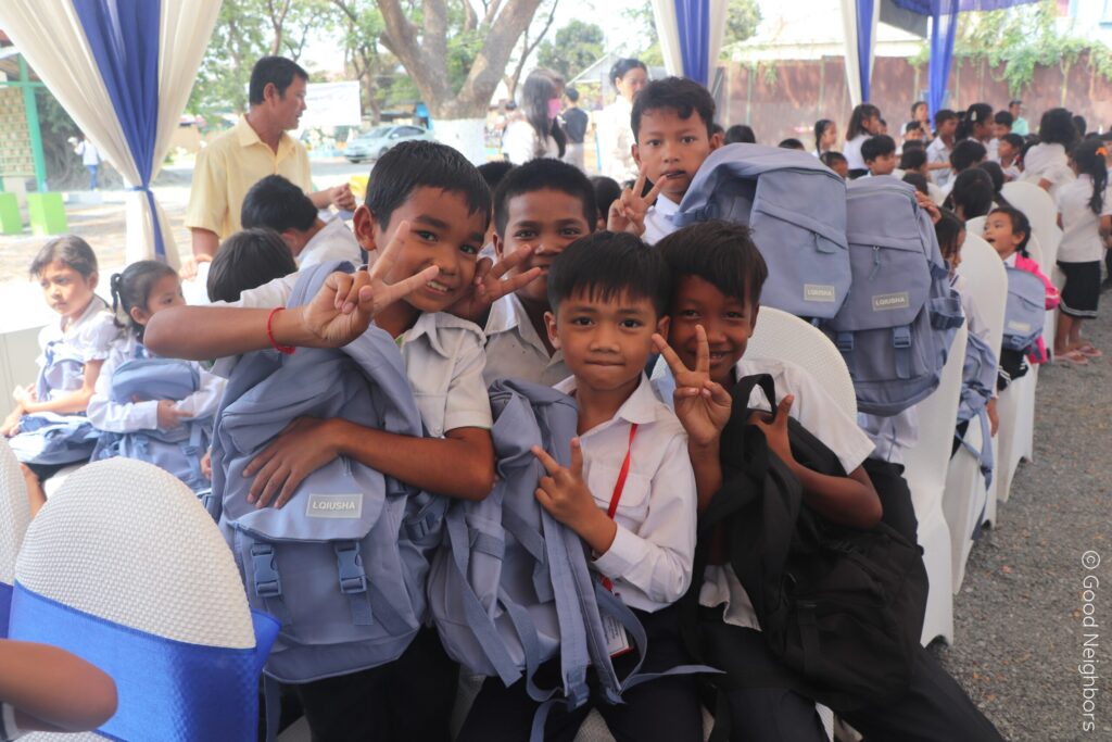 អង្គការហ្គូដណេប៊ឺសកម្ពុជា – សាមសុងកម្ពុជា ប្រគល់អំណោយសប្បុរសធម៌ ជូនដល់សិស្សានុសិស្សនៅបឋមសិក្សា ជើងឯក 5 9 9 scaled 1