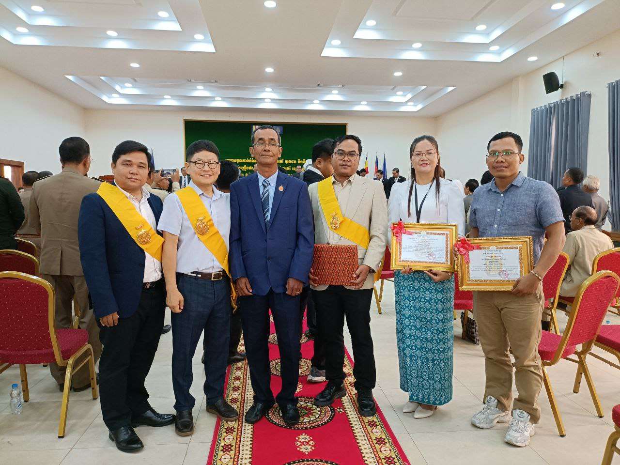 Good Neighbors Cambodia – The Ministry of Education Youth and Sports Awarded Medal of National Construction to Good Neighbors Cambodia for Contributing to the Goal of Strengthening Quality Education in Cambodia 2 photo 2024 08 15 15 01 41