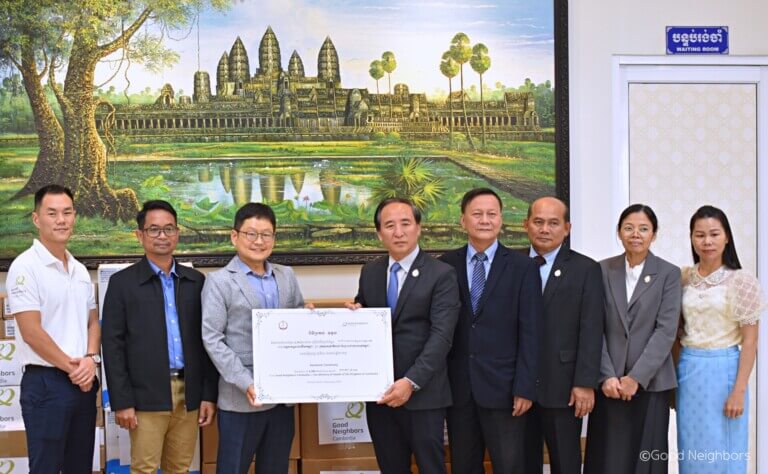 Good Neighbors Cambodia - Handover 4,280 Bottle of Medication to the Ministry of Health of the Kingdom of Cambodia 4 KJA 0045 1