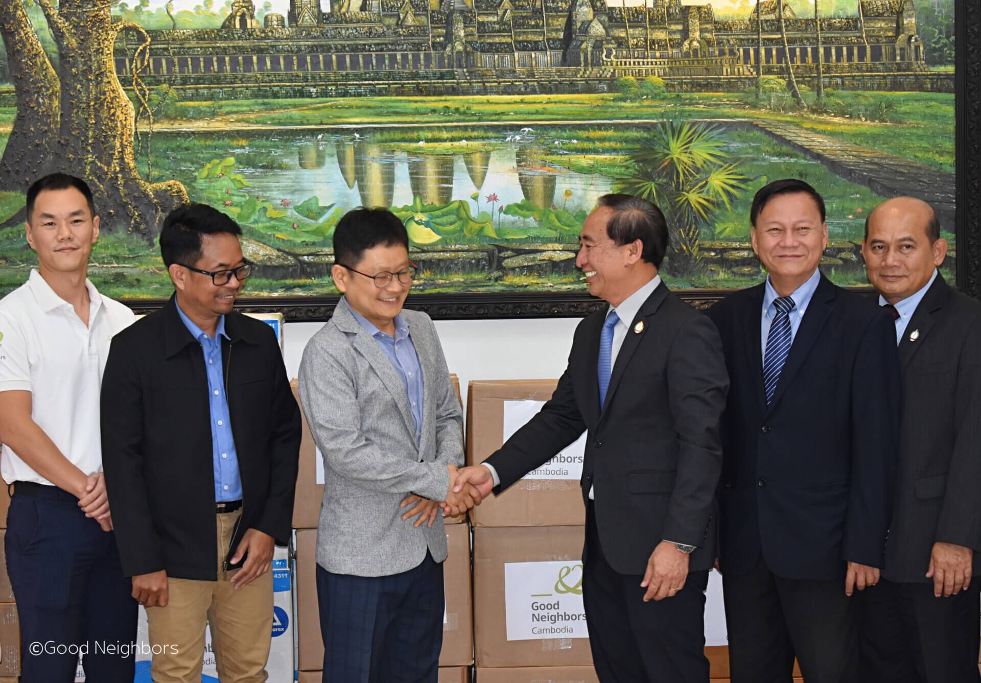 Good Neighbors Cambodia - Handover 4,280 Bottle of Medication to the Ministry of Health of the Kingdom of Cambodia 2 KJA 0048 1